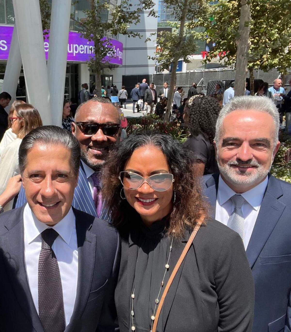 Alberto Carvalho (izquierda) y Debra Kerr (centro) fotografiados en Los Angeles en 2023, en una publicación en el perfil de LinkedIn de Kerr. El FBI registró la residencia de Kerr en Broward y la casa y oficina de Carvalho en Los Angeles el miércoles 25 de febrero de 2026, en relación con una investigación sobre AllHere, una empresa de educación en inteligencia artificial que había cerrado.