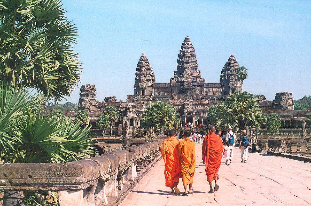 El templo de Angkor Wat, aunque dedicado originalmente al dios hindú Vishnú, nunca llegó a abandonarse, siendo mantenido desde hace siglos por monjes budistas.