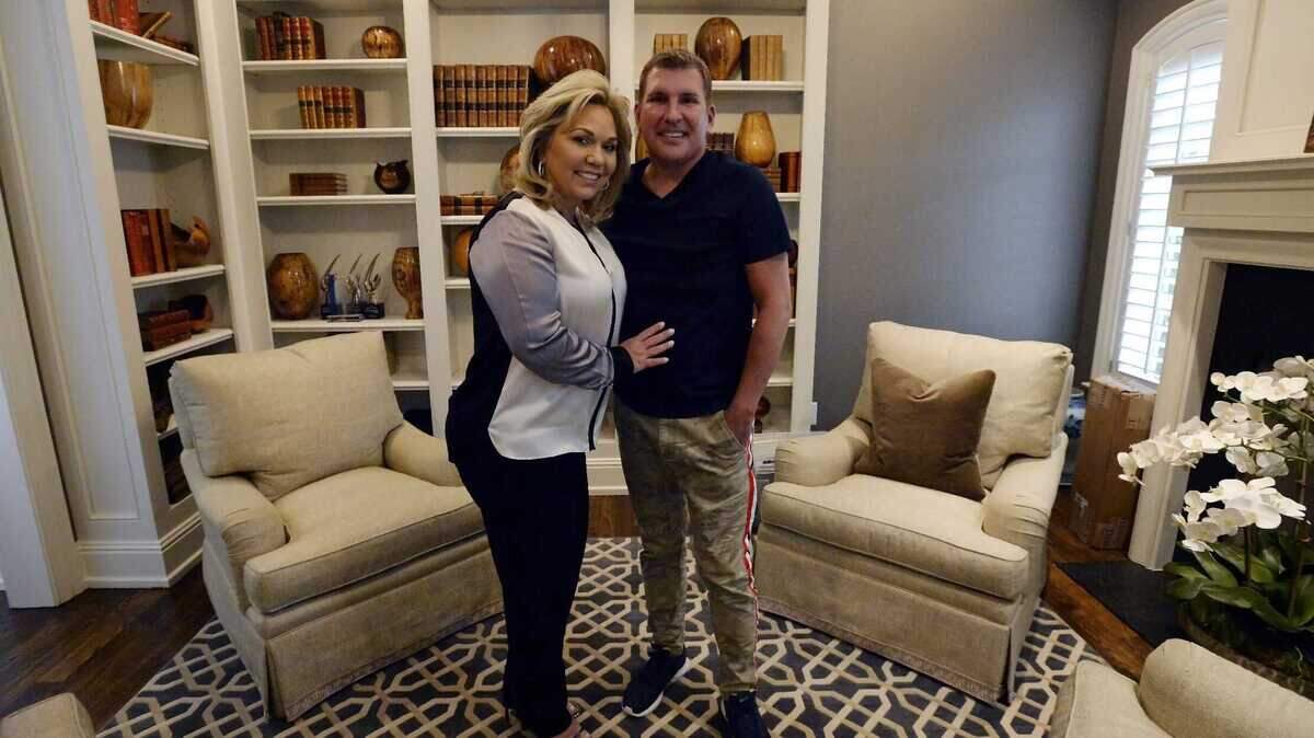 El presidente estadounidense Donald Trump concederá indultos a una pareja de estrellas televisivas, Todd y Julie Chrisley, condenada a prisión por evasión fiscal y fraude bancario, según anunció este martes su asesora Margo Martin.