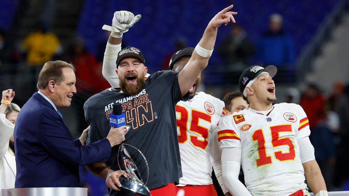 Patrick Mahomes (der.) y Travis Kelce (centro) estuvieron en su mejor momento durante la primera mitad del encuentro, y la defensiva de Kansas City esculpió otra obra maestra contra Lamar Jackson y Baltimore para ayudar a los Chiefs a acceder al Super Bowl por cuarta vez en cinco años, imponiéndose el domingo 17-10 en el partido por el campeonato de la Conferencia Americana.