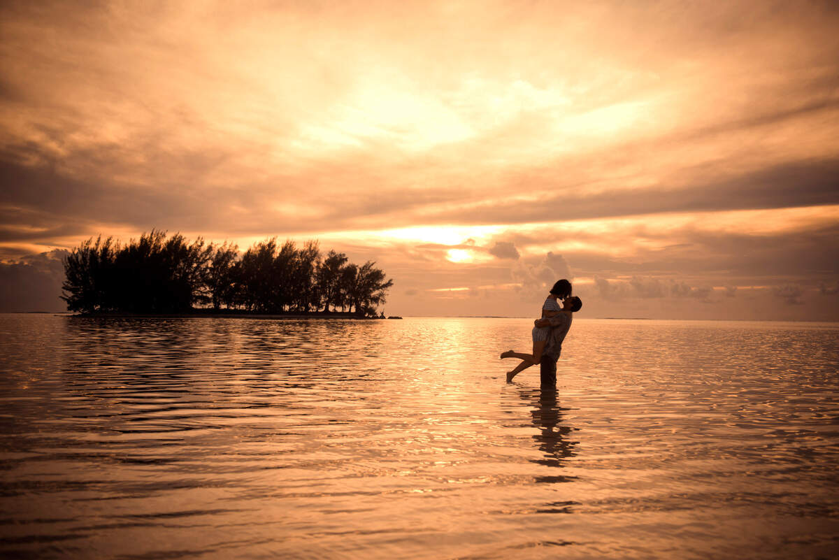 Romántico atardecer en Moorea, Polinesia Francesa.