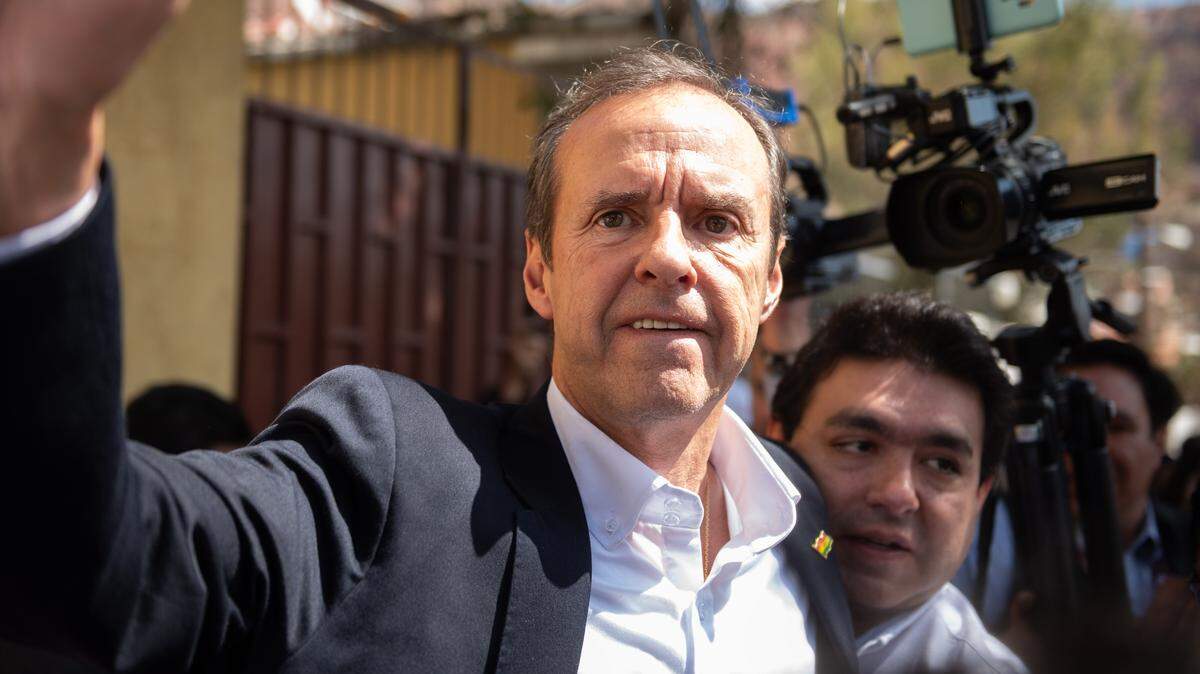 El candidato presidencial Jorge Fernando Quiroga Ramírez llega a un centro de votación en La Paz, Bolivia, el 17 de agosto de 2025.