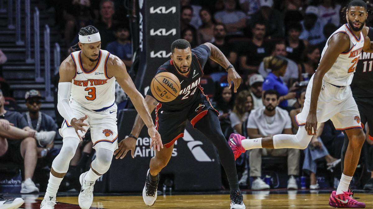 El jugador del Heat Norman Powell (der.) lucha por un balón perdido con Josh Hart, de los Knicks de Nueva York, en el partido celebrado el 26 de octubre de 2025 en el Kaseya Center en Miami, Florida. 