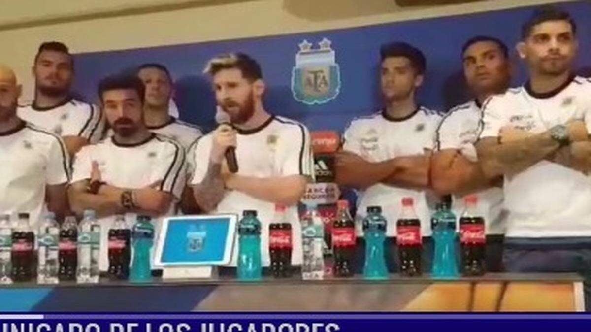 Lionel Messi anunció este martes que los jugadores de la selección de Argentina dejarán de hablar con la prensa local por las críticas recibidas y porque un periodista acusó al delantero Ezequiel Lavezzi de consumir marihuana en la concentración, antes del partido contra Colombia.