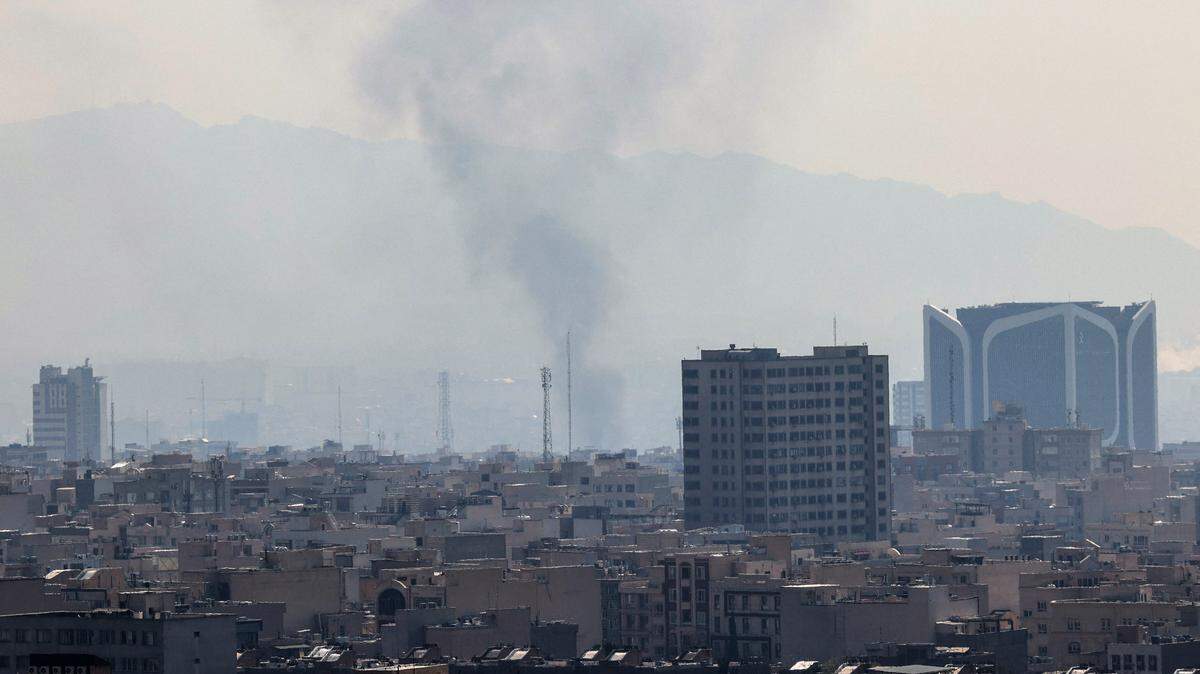 Columnas de humo se elevan desde el lugar de ataques aéreos en una zona central de la capital iraní, Teherán, el 6 de marzo de 2026. Nuevos bombardeos sacudieron Irán y Líbano ese día, mientras Israel prometía escalar a una nueva fase de la guerra en Oriente Medio, un conflicto que se ha expandido rápidamente por toda la región y más allá.