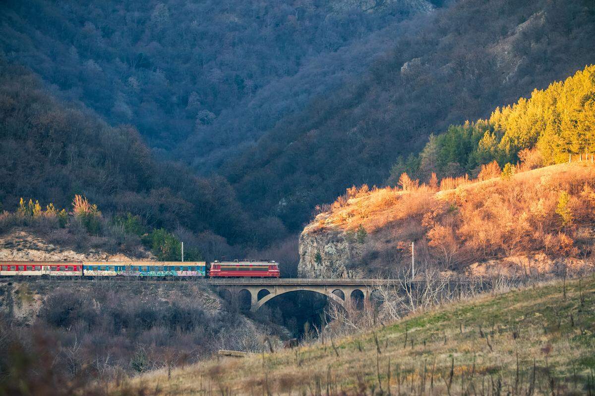 Los trenes de vía estrecha del Bulgaria, cuyo recorrido atraviesa las montañas, ofrecen paisajes especialmente atractivos en otoño. 