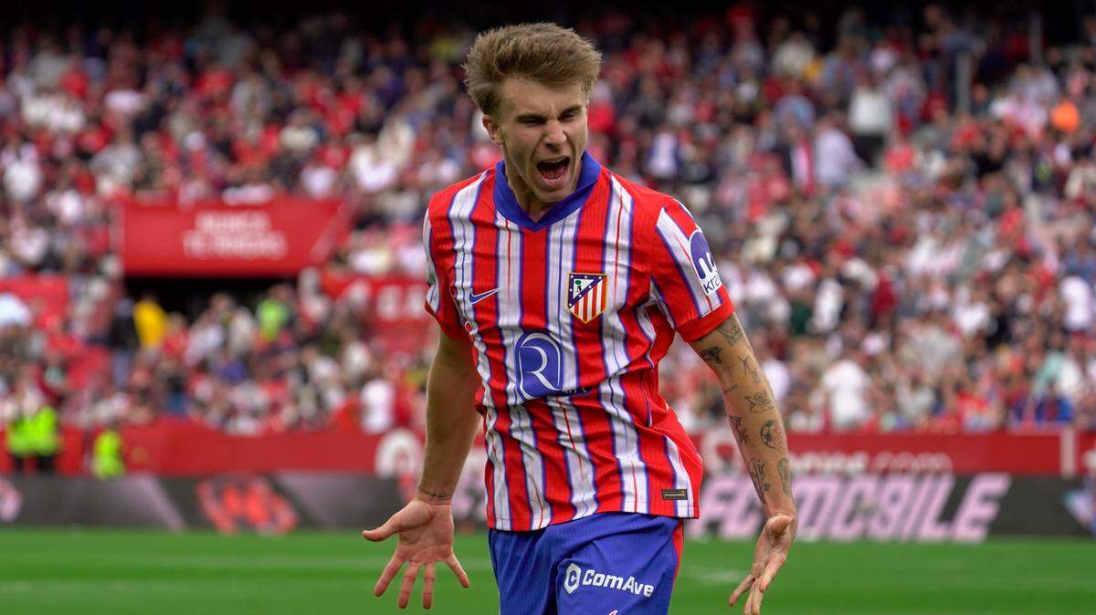Pablo Barrios celebra tras anotar el gol del triunfo del Atlético de Madrid 2-1 ante el Sevilla, en el partido efectuado el 6 de abril de 2025 en el estadio Ramón Sánchez Pizjuán en Sevilla, España.