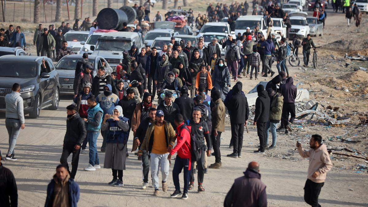 Decenas de palestinos desplazados por el conflicto militar empiezan el regreso a sus hogares en Rafah, en el sur de la Franja de Gaza, el domingo 19 de enero de 2025, tras el comienzo del cese el fuego entre Hamás e Israel.