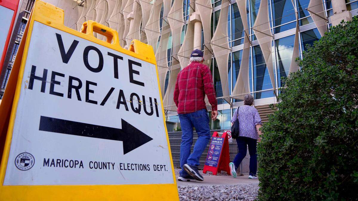Varias personas hacen fila para votar en las elecciones primarias republicanas y demócratas, el 19 de marzo de 2024 en Phoenix, Arizona.