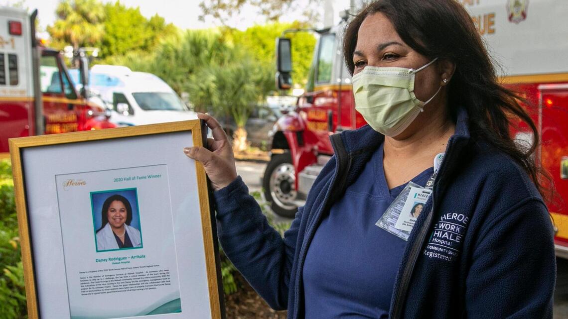 Premian a directora de sala de emergencias y cuidados intensivos del Hialeah Hospital