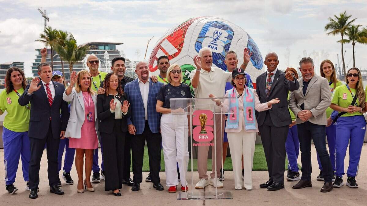 Miembros del comité anfitrión del Mundial, funcionarios públicos y otras personas posan antes de realizar los recorridos por el FIFA Fan Festival Miami en Bayfront Park, el 10 de junio de 2026.