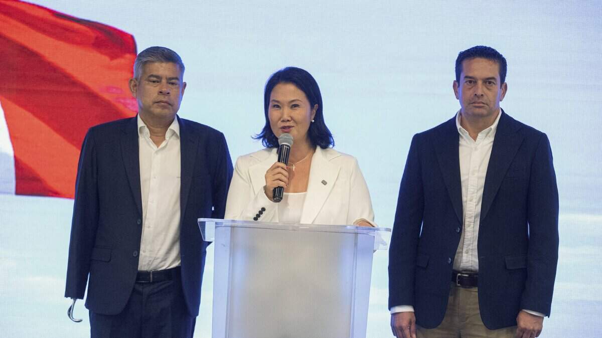 La candidata presidencial de Perú por el partido Fuerza Popular, Keiko Fujimori, habla durante una conferencia de prensa junto a Luis Galarreta Velarde (i), candidato a primer vicepresidente, y Miki Torres Morales (d), candidato a segundo vicepresidente, tras los primeros resultados de las elecciones presidenciales en Lima el 13 de abril de 2026.