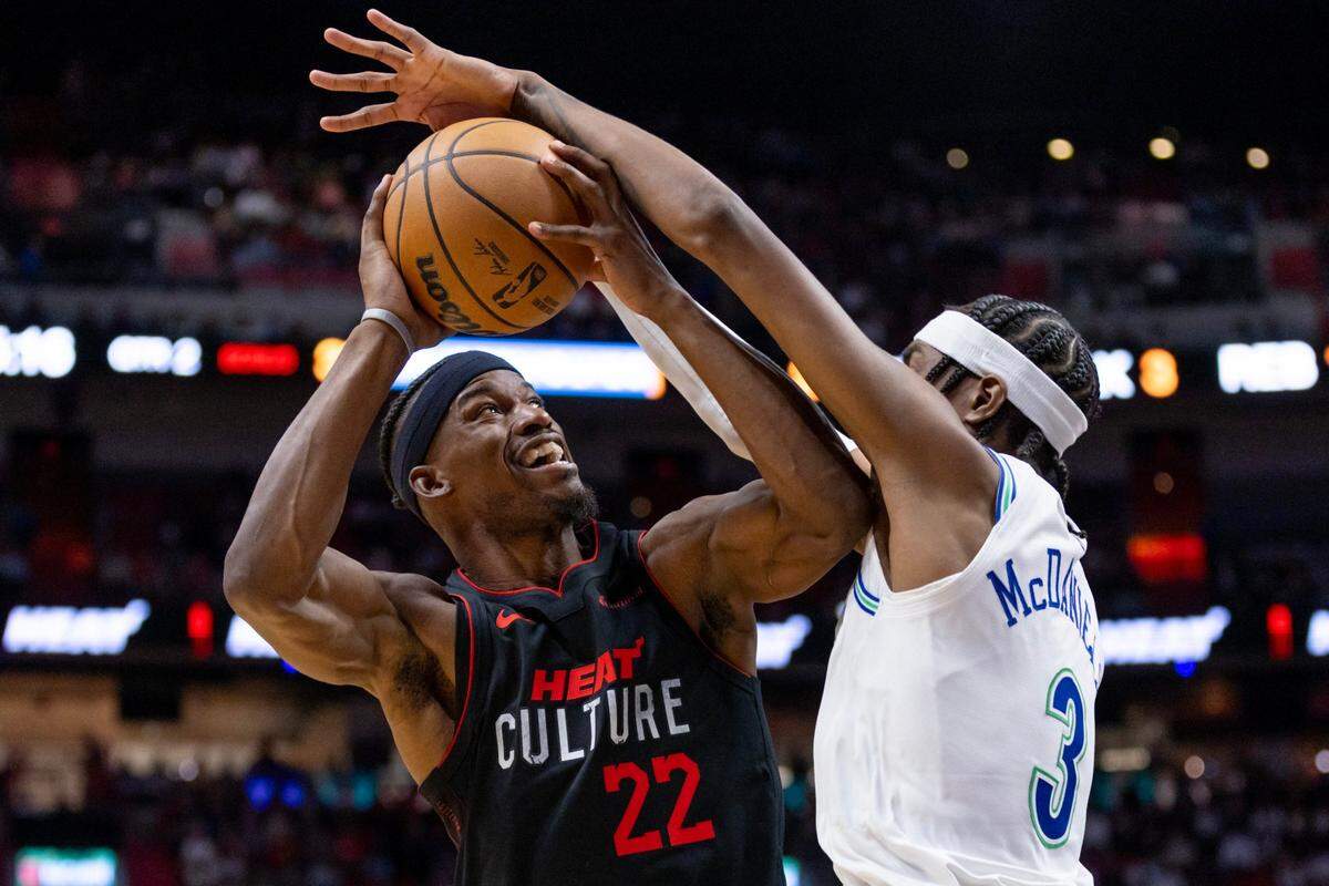 El jugador del Heat Jimmy Butler tira al aro ante la marca de Jaden McDaniels, de los Timberwolves de Minnesota, en el partido celebrado el 19 de diciembre de 2023 en Miami.