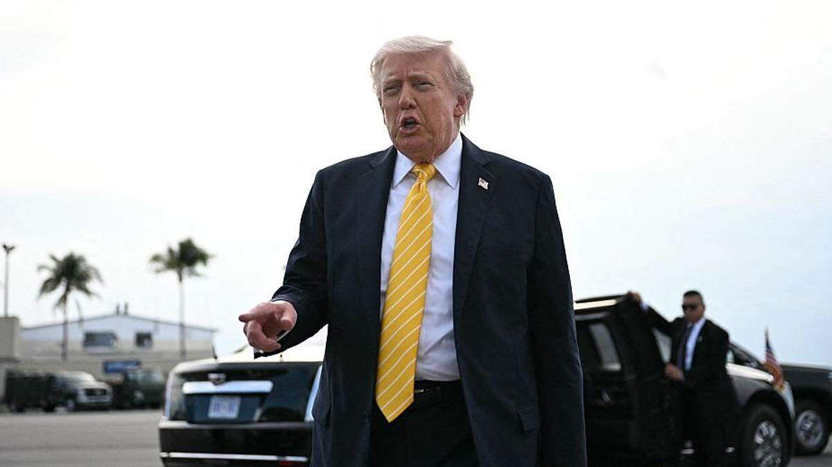 El presidente de Estados Unidos, Donald Trump, habla con periodistas en el Aeropuerto Internacional de Palm Beach, en West Palm Beach, Florida, el 2 de mayo de 2026, antes de abordar el Air Force One con destino a Miami.