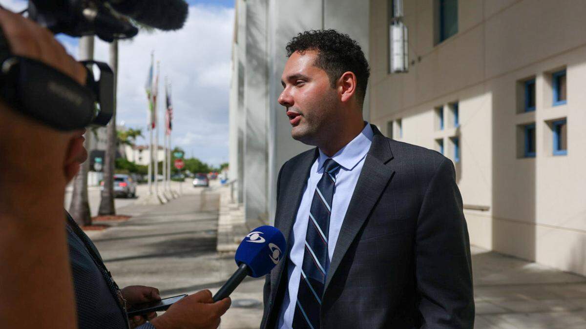 El concejal de Hialeah, Bryan Calvo, habla con la prensa sobre una demanda que presentó y notificó contra el alcalde de Hialeah, Esteban Bovo, durante una conferencia de prensa el miércoles 25 de octubre de 2023 frente al ayuntamiento.
