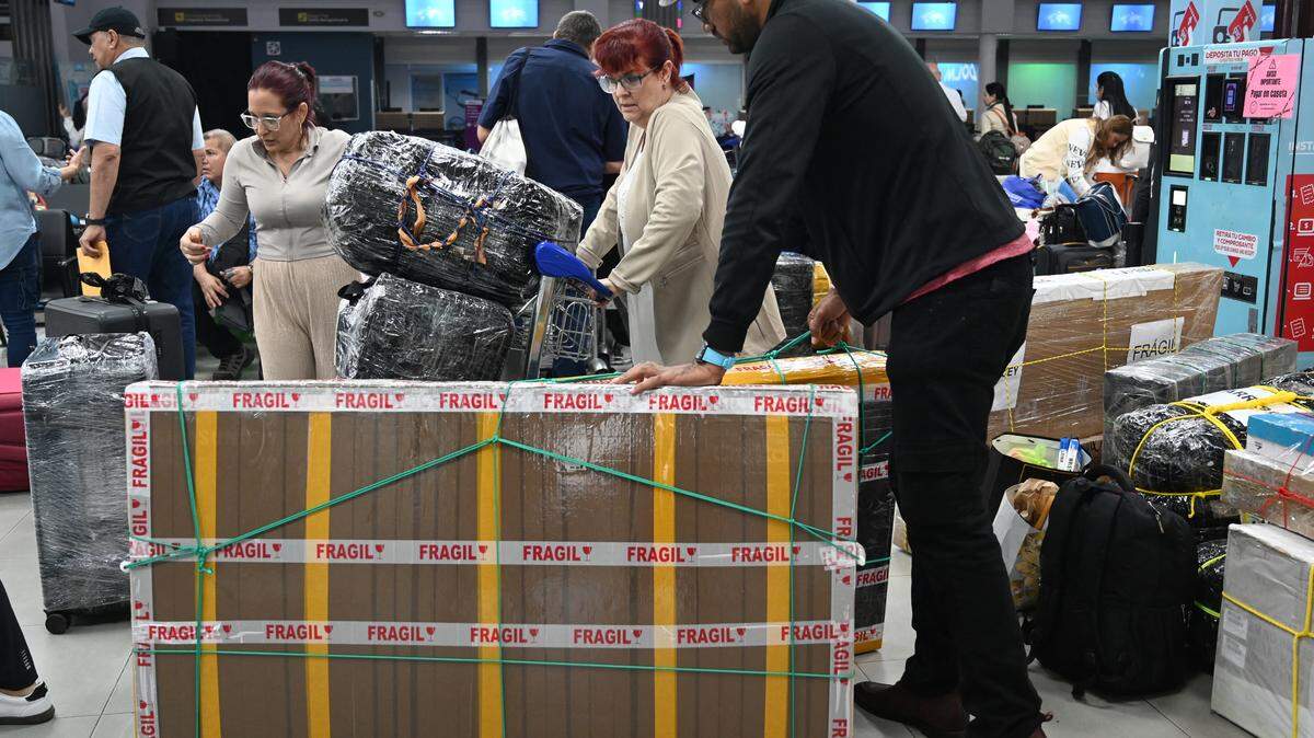 Un médico cubano llega al aeropuerto Ramón Villeda Morales en San Pedro Sula, Honduras, el pasado jueves. Unos 128 médicos cubanos abandonaron Honduras después de que el gobierno del presidente conservador Nasry Asfura no renovara el acuerdo que les había permitido operar durante los últimos dos años.