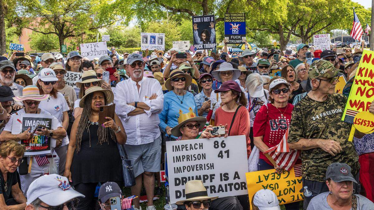 Cientos de personas participaron en una marcha en contra del Gobierno de Donald Trump bajo el lema ‘No Kings’, el 28 de marzo de 2026 en el Tropical Park, en Miami. 