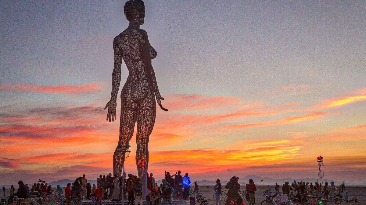 Escultura “‘R-Evolution” del artista Marco Cochran de 45 pies de altura y 32,000 libras estará expuesta en el paseo de Lincoln Road