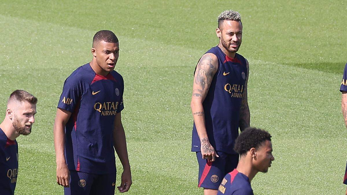 Kylian Mbappé (izq.) y Neymar durante un entrenamiento con el Paris Saint-Germain, el 20 de julio de 2023 en París.