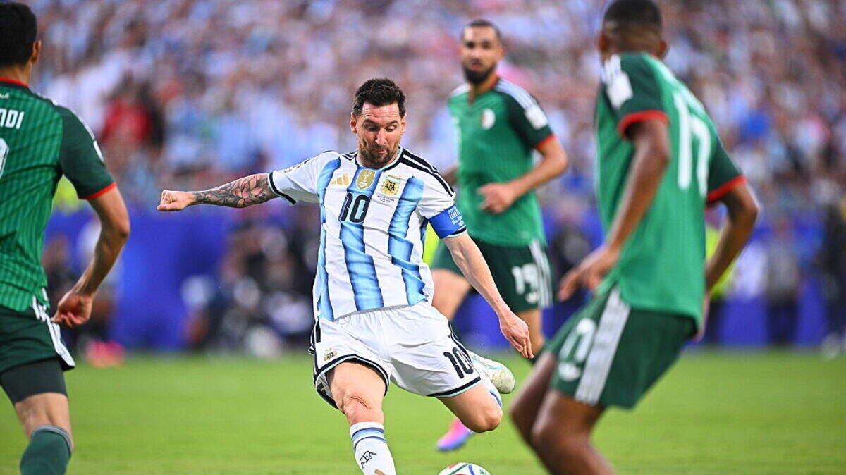 El astro de Argentina Lionel Messi dispara a puerta ante la defensa de Argelia, en el partido del grupo J de la Copa del Mundo, celebrado el 16 de junio de 2026 en Kansas City.