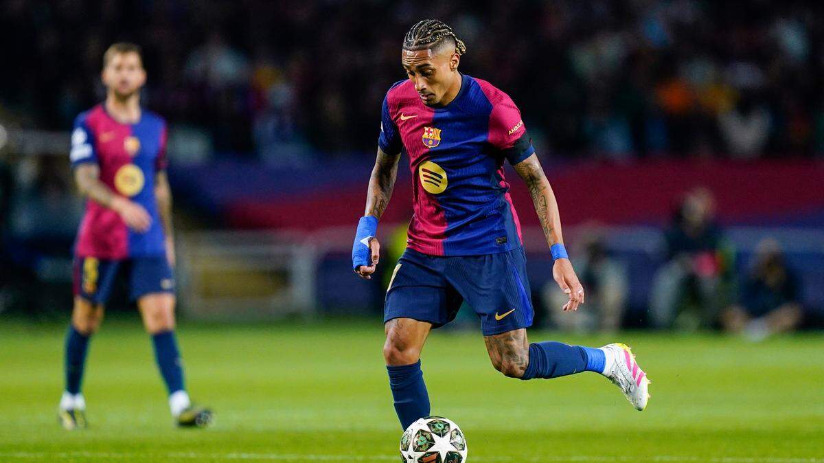 El jugador de Barcelona Raphinha patea el balón ante el Inter de Milán, en el partido de ida de las semifinales de la Liga de Campeones, celebrado el 30 de abril de 2025 en Barcelona.
