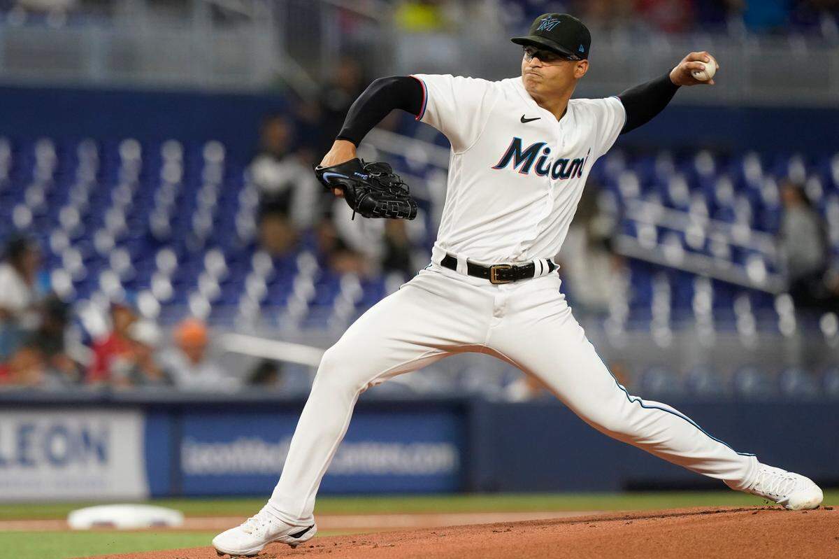 El abridor de los Marlins Jesús Luzardo lanza en el primer inning del partido ante los Rays de Tampa Bay, celebrado el 30 de agosto de 2022 en Miami.