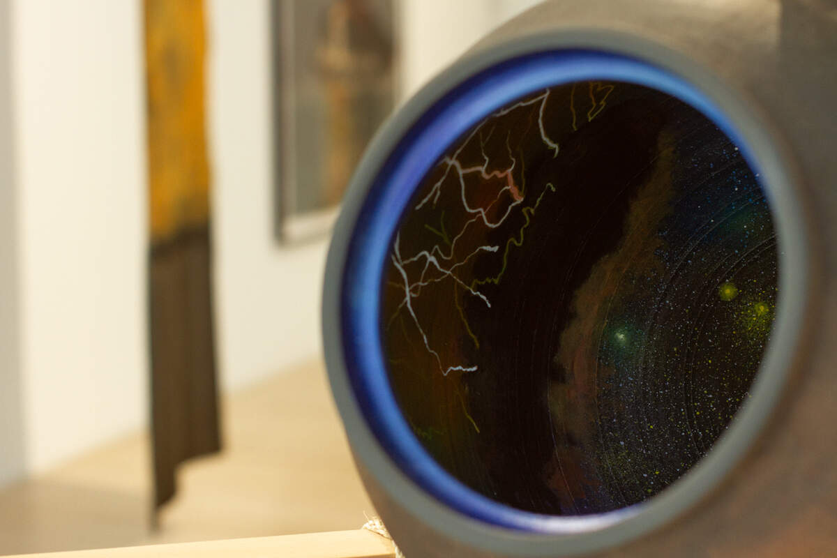 Detalle del interior de una de las ollas de barro que forman parte de la obra “Vientre de los cosmos”, 2024-2026. Amarradas junto a otras, revelan cielos y constelaciones de un universo que puede pasar desapercibido si el visitante no se inclina a buscarlas.