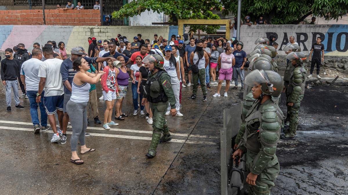 Manifestantes gritan a guardias nacionales en Caracas, Venezuela, el 1 de agosto de 2024. El régimen de Nicolás Maduro lanzó a nivel nacional la llamada Operación “Tun Tun” que apunta a cualquiera que se perciba que desafíe la reelección de Maduro.