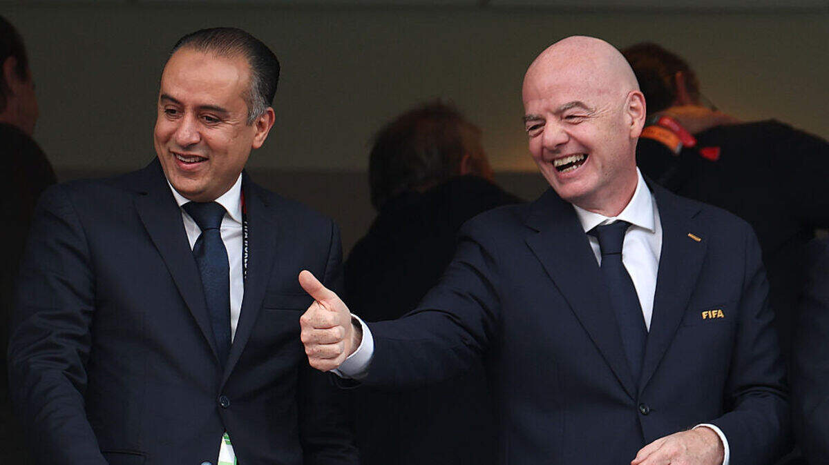 Gianni Infantino, presidente de la FIFA, hace el gesto de pulgar hacia arriba desde la grada antes del partido del Grupo J de la Copa Mundial de la FIFA 2026 entre Argentina y Argelia en el Kansas City Stadium, el martes 16 de junio de 2026 en Kansas City, Misuri.
