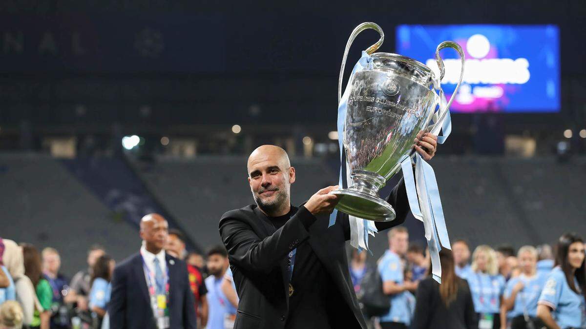 El entrenador del Manchester City Pep Guardiola levanta el trofeo ganado por su equipo en la Liga de Campeones tras derrotar en la final al Inter de Milan, el 10 de junio de 2023 en Miami.