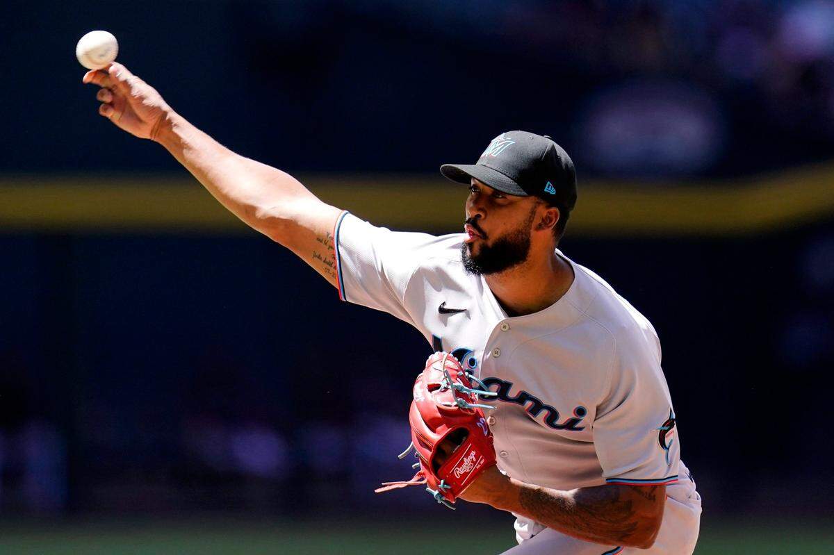 El abridor de los Marlins Sandy Alcántara lanzó siete entradas y permitió una carrera a la tanda de los Diamondbacks, en el partido celebrado el 11 de mayo de 2022 en Arizona.