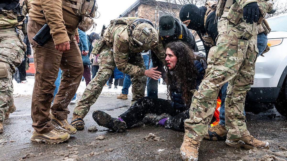 Un hombre es detenido por agentes de la patrulla fronteriza durante un operativo migratorio en donde dos adolescentes fueron arrestados tras un accidente vehicular, el miércoles 21 de enero de 2026, en Minneapolis, Minnesota.