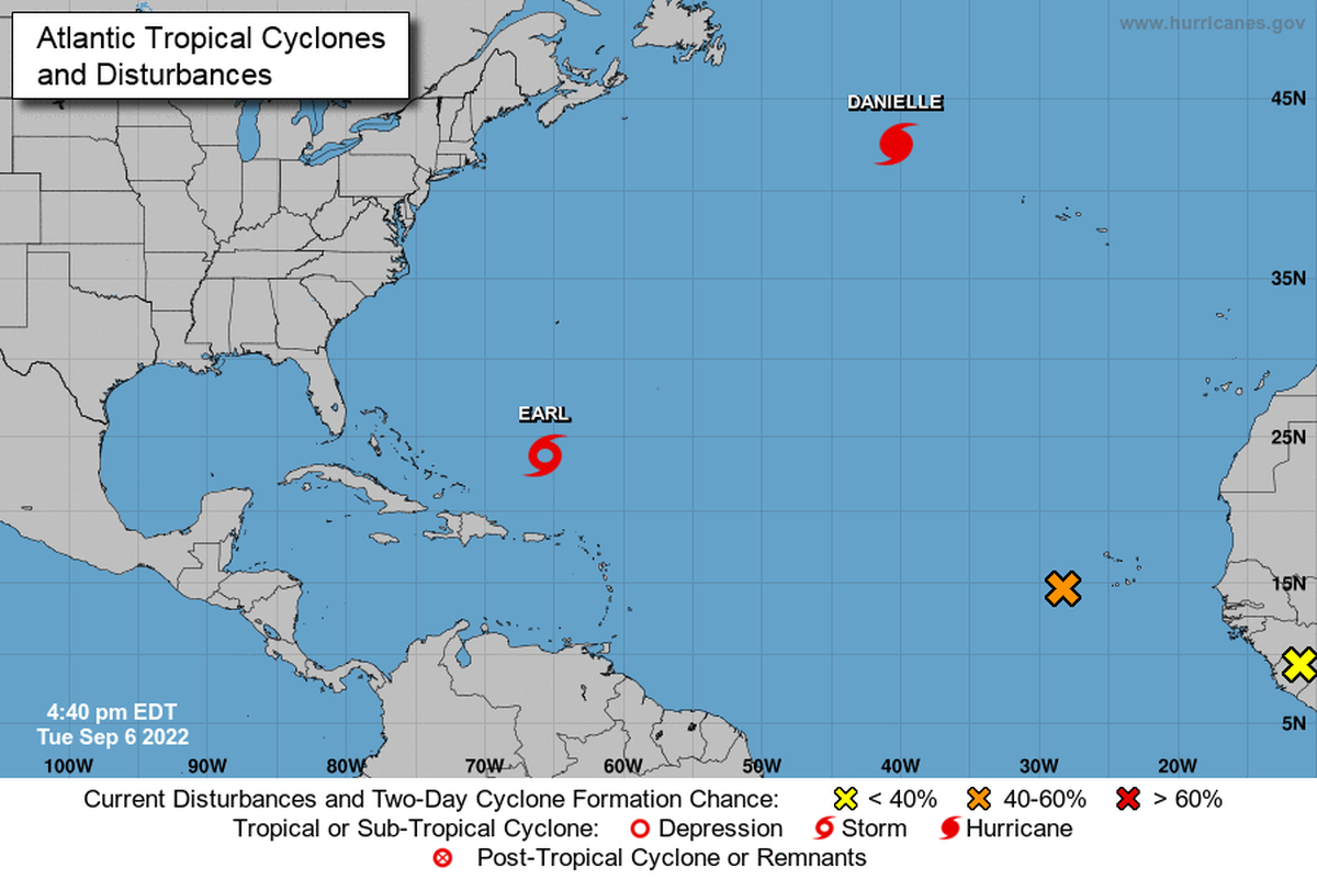 Los meteorólogos vigilan cuatro sistemas en el Atlántico: la tormenta Earl, el huracán Danielle y dos ondas tropicales de las que una podría convertirse en depresión tropical.
