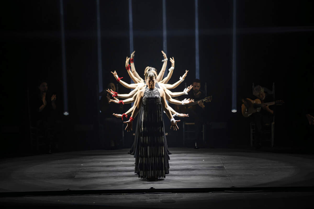 Sara Baras interpreta “Vuela” junto a 13 bailarines y músicos.