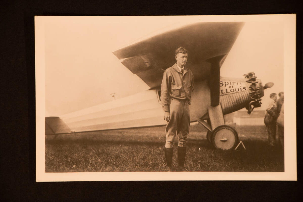  Charles Lindberg junto a su avión el “Espíritu de San Luis”. 