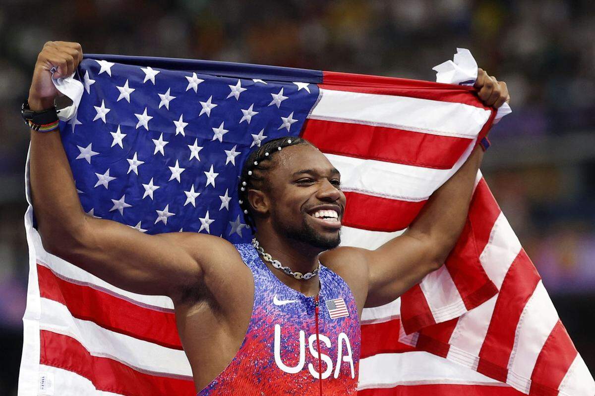 El velocista de Estados Unidos Noah Lyles celebra la victoria en los 100 metros planos en las Olimpiadas de París, el 4 de agosto de 2024.