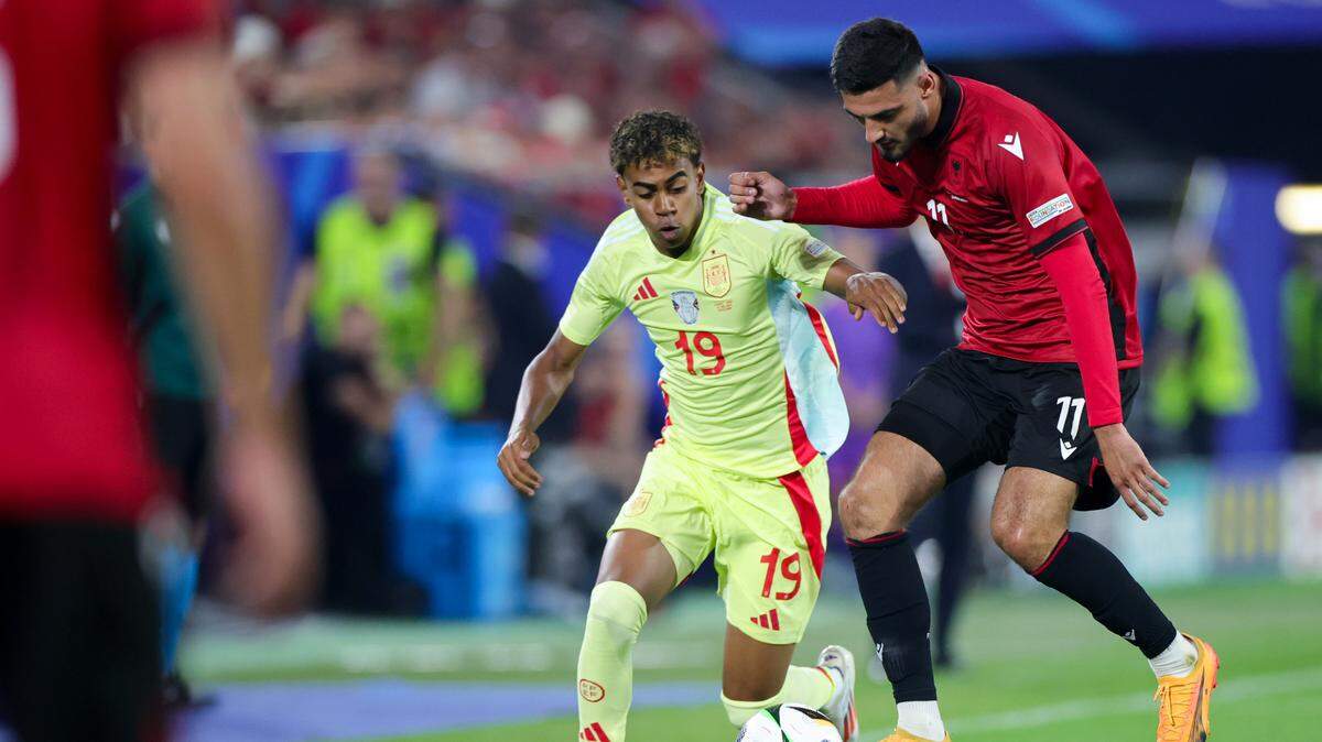 El jugador de España Lamine Yamal (izq.) regatea a Armando Broja, de Albania, en el partido celebrado el 4 de junio de 2024 en Dusseldorf, Alemania.