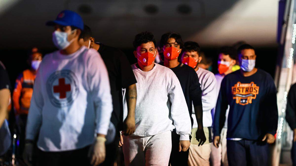 Foto de archivo del 28 de marzo de 2025 que muestra a inmigrantes venezolanos que fueron deportados por Estados Unidos llegando al Aeropuerto Internacional Simón Bolívar - Maiquetía, a unos 24 kilómetros al noroeste de Caracas.