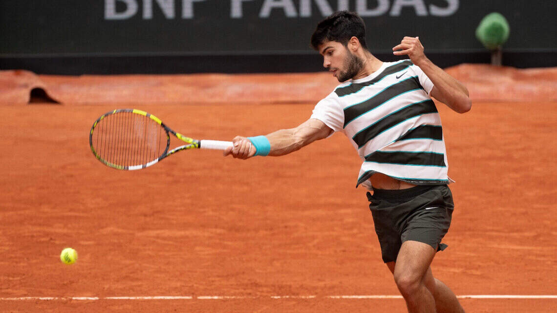 Alcaraz sufre para ganar, pero avanza a cuartos de final del Abierto de Francia