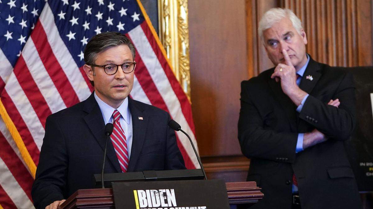 El presidente de la Cámara Baja, el republicano Mike Johnson, durante una conferencia de prensa el 29 de noviembre de 2023, en el Capitolio de Washington, D.C. A la derecha está el congresista Tom Emmer (R-Minnesota), otro de los lideres de los republicanos en el Congreso.