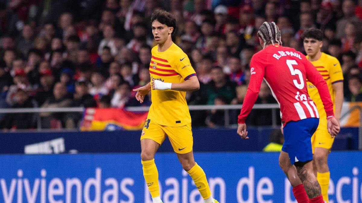 El excolchonero Joao Félix (izq.) encabezó con un tanto la goleada del Barcelona 3-0 sobre el Atlético de Madrid el domingo, con la que los azulgranas volvieron a la segunda posición en la liga española.