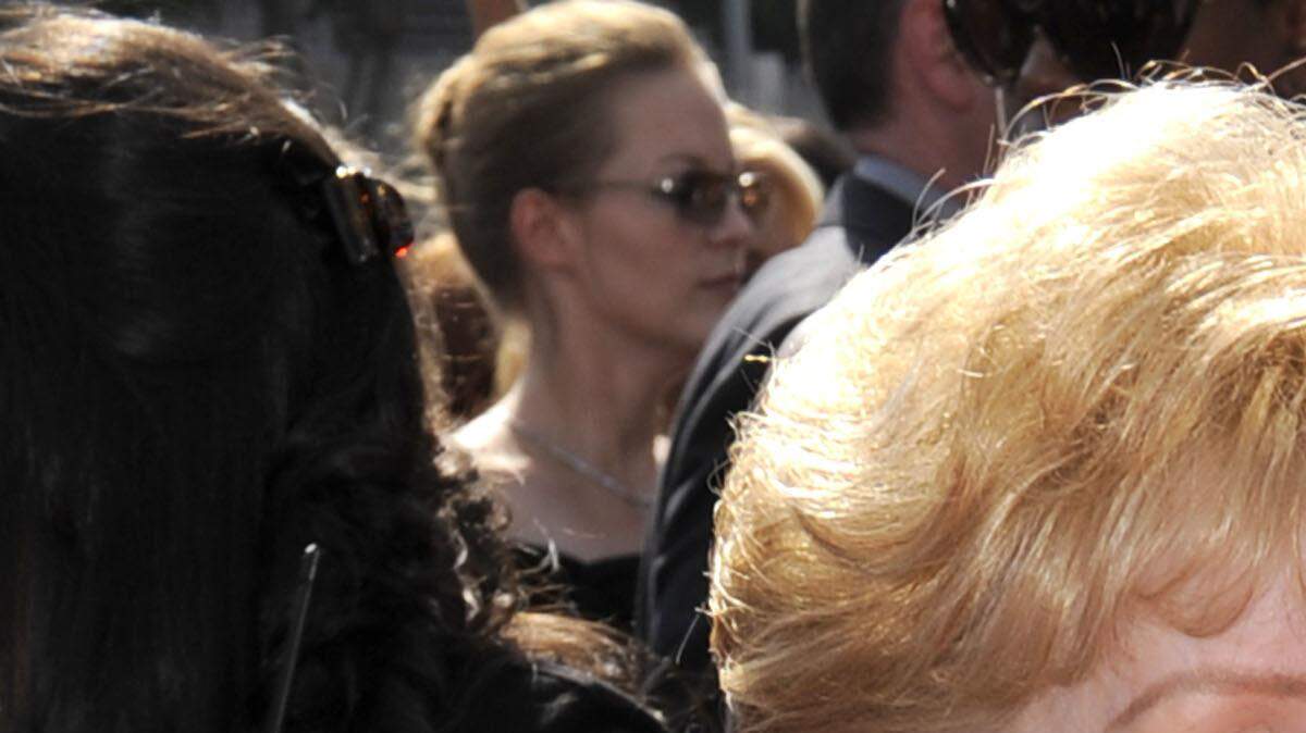 Debbie Reynolds, izquierda, y Carrie Fisher llegan a los Primetime Creative Arts Emmy Awards en Los Angeles. Reynolds, estrella del clásico de 1952 "Singin 'in the Rain" murió el miércoles 28 de diciembre de 2016, según su hijo Todd Fisher. Tenía 84 años. 