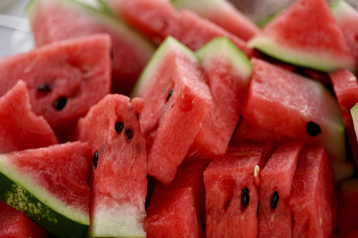 La cáscara de algunos alimentos como la sandía, funciona con una barrera protectora natural, según los expertos. 