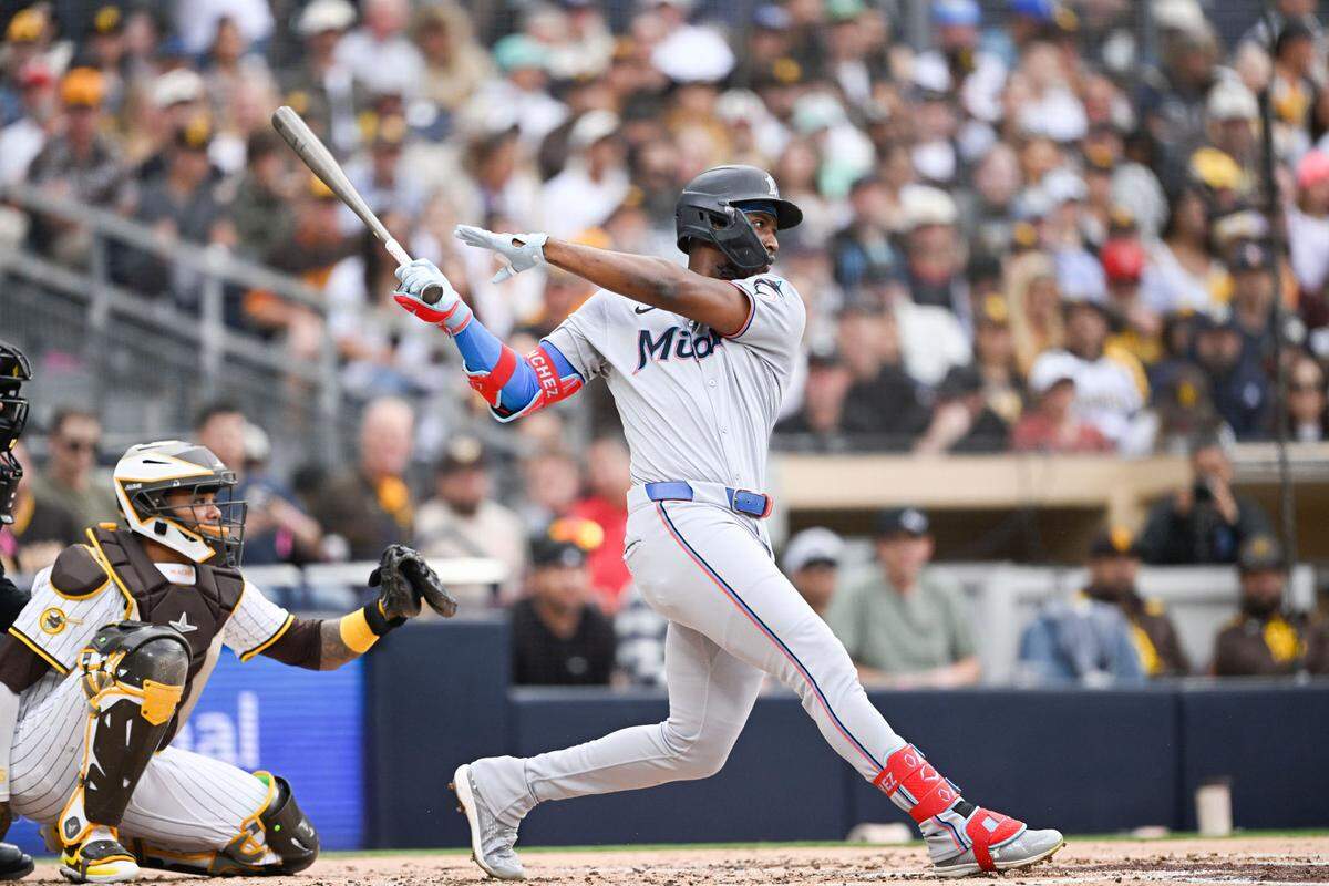 El jardinero de los Marlins de Miami Jesús Sánchez batea un jonrón en el segundo inning ante los Padres, en el partido celebrado el 26 de mayo de 2025 en San Diego.