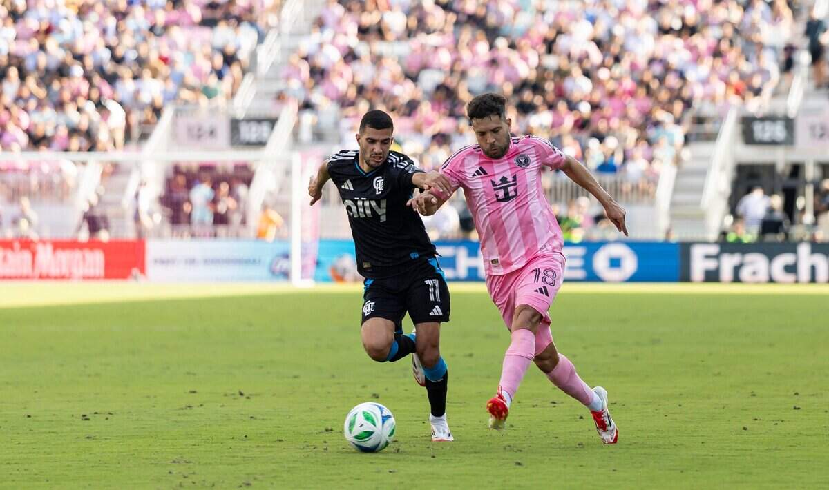 El defensa del Inter Miami Jordi Alba (der.) lucha por la pelota con el jugador de Charlotte Liel Abada, en el partido de la MLS celebrado en el Chase Stadium en Fort Lauderdale, Florida.
