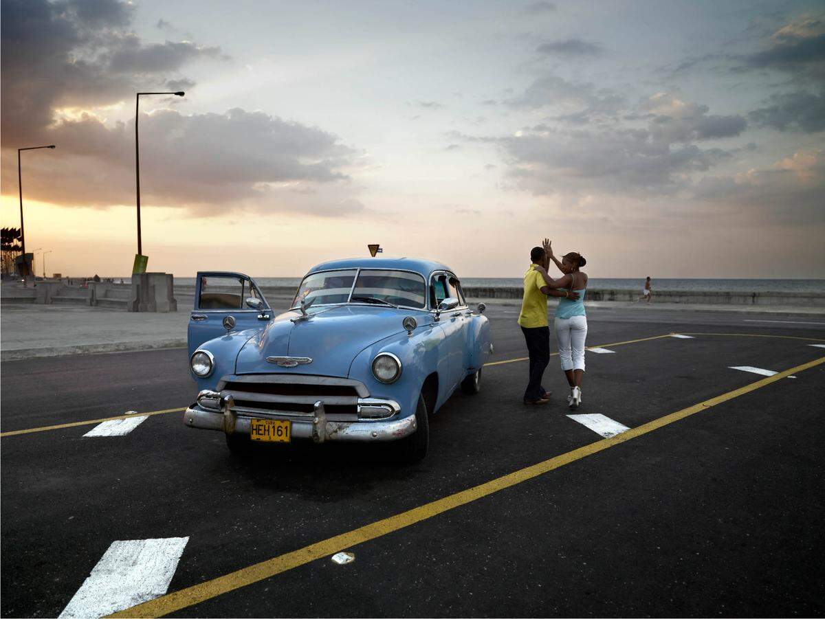 ‘Chevy Azul y pareja bailando’, fotografía de Jose María Mellado en la exposición del Centro Cultural Español de Miami.