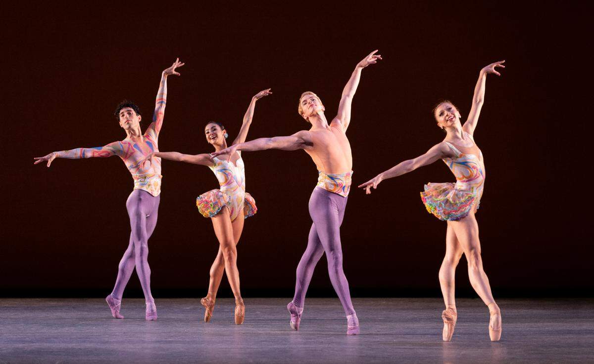 Los bailarines de Miami City Ballet en “Gitanerías”, el cuarteto al inicio del ballet “Sentimiento”, coreografía de Durante Verzola. El vestuario es de Esteban Cortázar. De izquierda a derecha: Damian Zamorano, Mayumi Enokibara, Harrison Monaco y Ellen Grocki.
