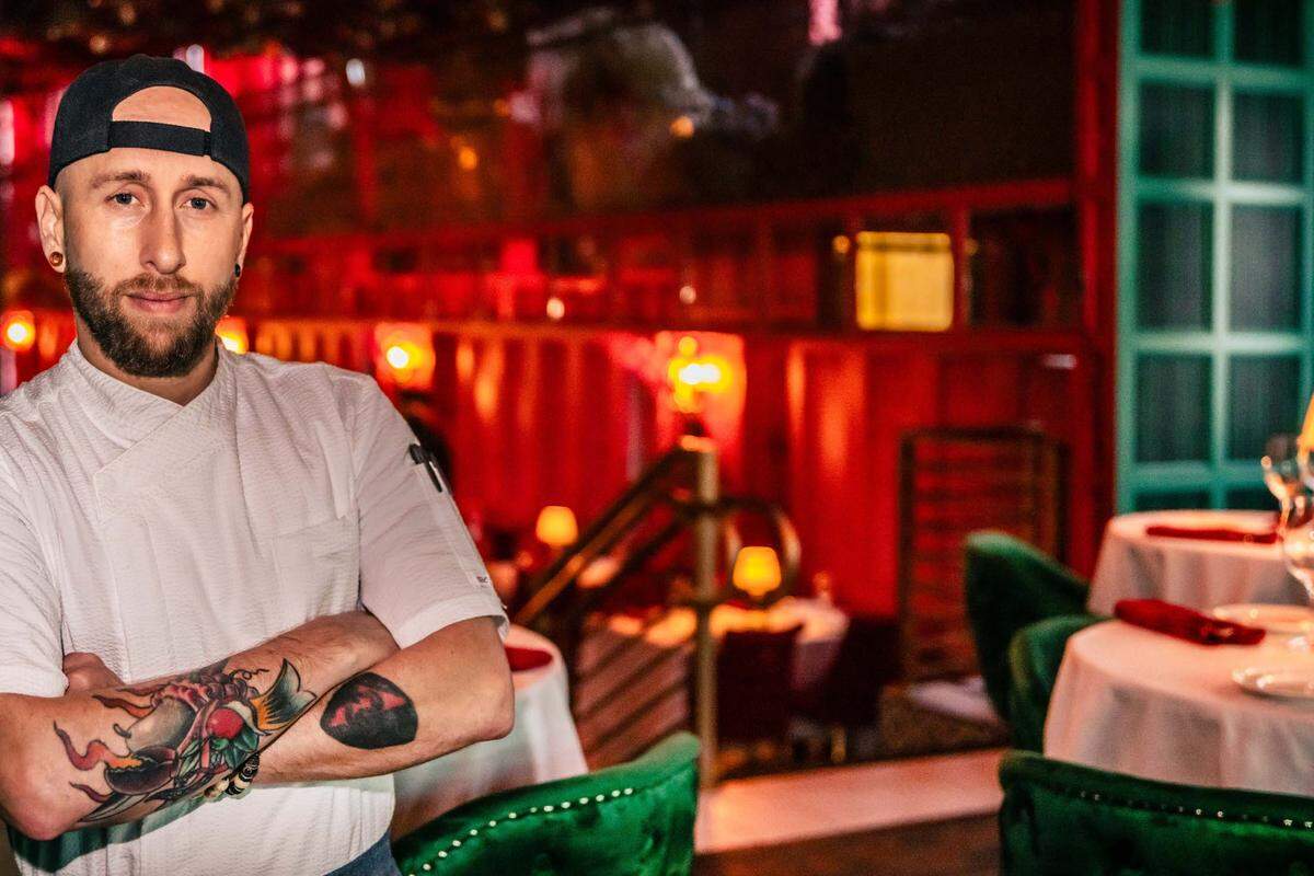 La cocina está liderada por el chef cubano-americano Aleric Constantin, un nativo de Miami que ha trabajado en Michael’s Genuine, B Bistro, Mandolin, Ariete y el reconocido por Michelin, Jatto en Wynwood.