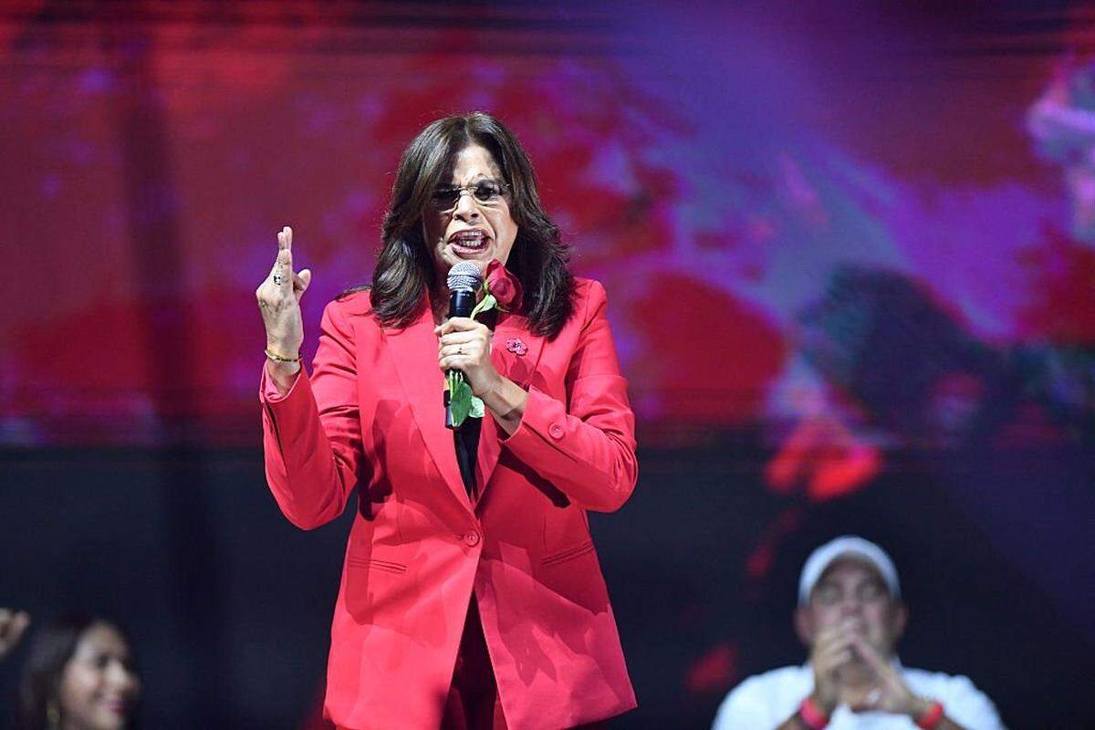 Honduras Presidential candidate for the ruling Libertad y Refundacion (LIBRE) party, Rixi Moncada delivers a speech during her closing campaign rally in Tegucigalpa on November 23, 2025. Honduras will hold presidential elections on November 30, 2025. (Photo by Orlando SIERRA / AFP via Getty Images)