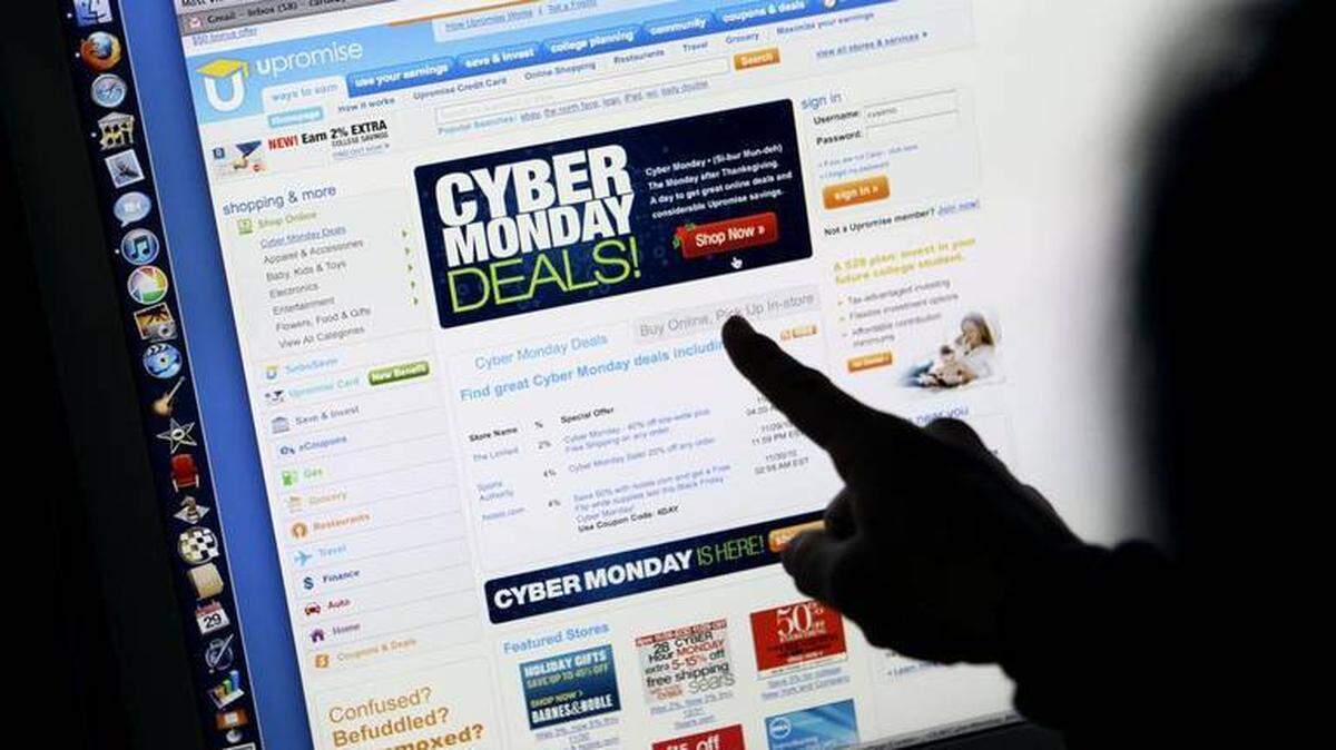 Un consumidor mira las ofertas de Ciberlunes en su computadora.